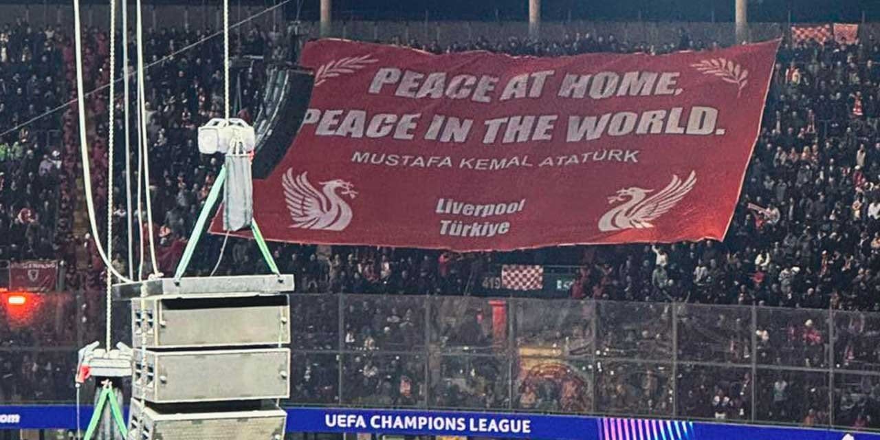 Liverpool taraftarı RAMS Park'ta Atatürk pankartı açtı
