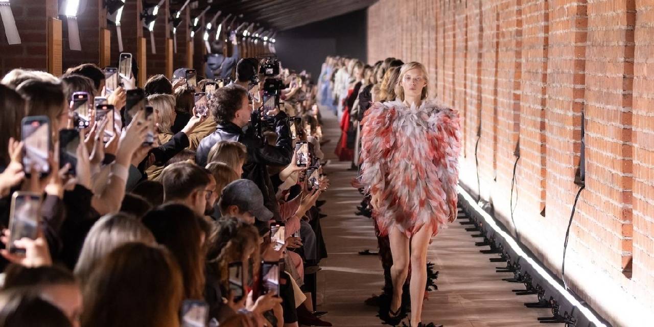 Tasarımcı Emre Erdemoğlu, “No Apologies” koleksiyonuyla Moskova Moda Haftası’nda