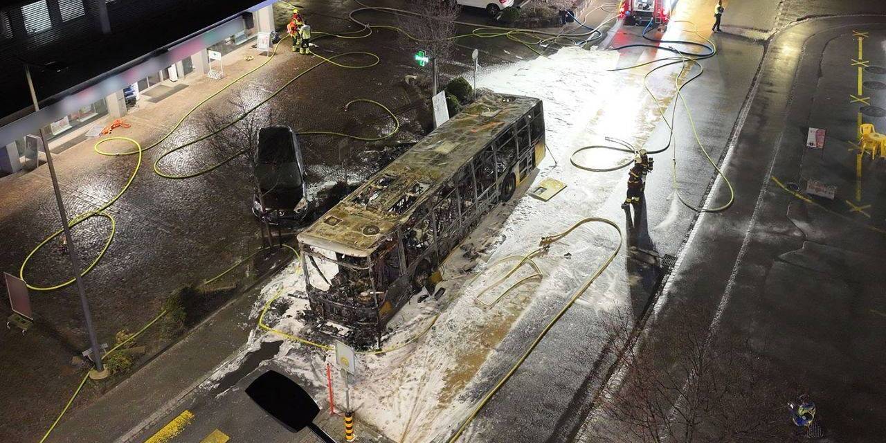 İsviçre’de şüpheli otobüs yangını: Yolcu kendini ateşe mi verdi?
