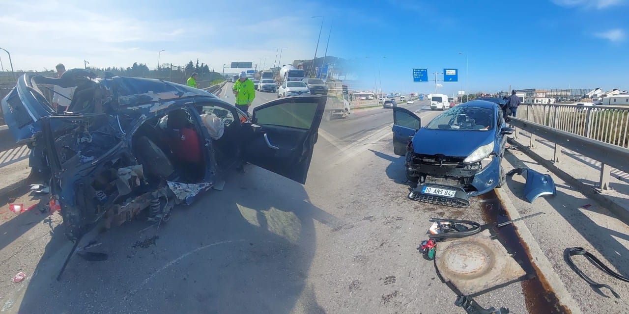 Önce refüje sonra su tankerine çarptı: Otomobil sürücüsü ağır yaralandı