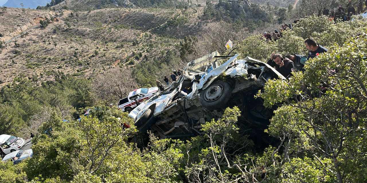 Kontrolden çıkan işçi servisi uçurumdan yuvarlandı! Ölü ve yaralılar var