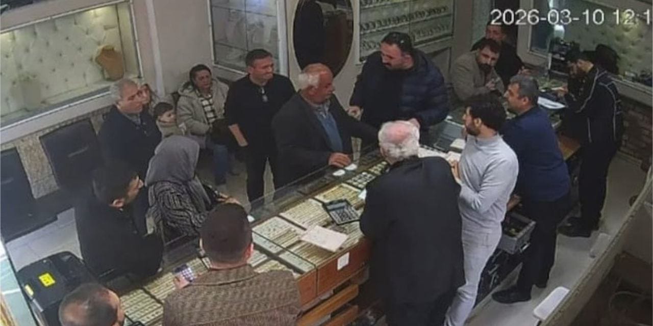 Yaşlı adamı dolandırıldığına ikna etmek için polis çağırdılar!