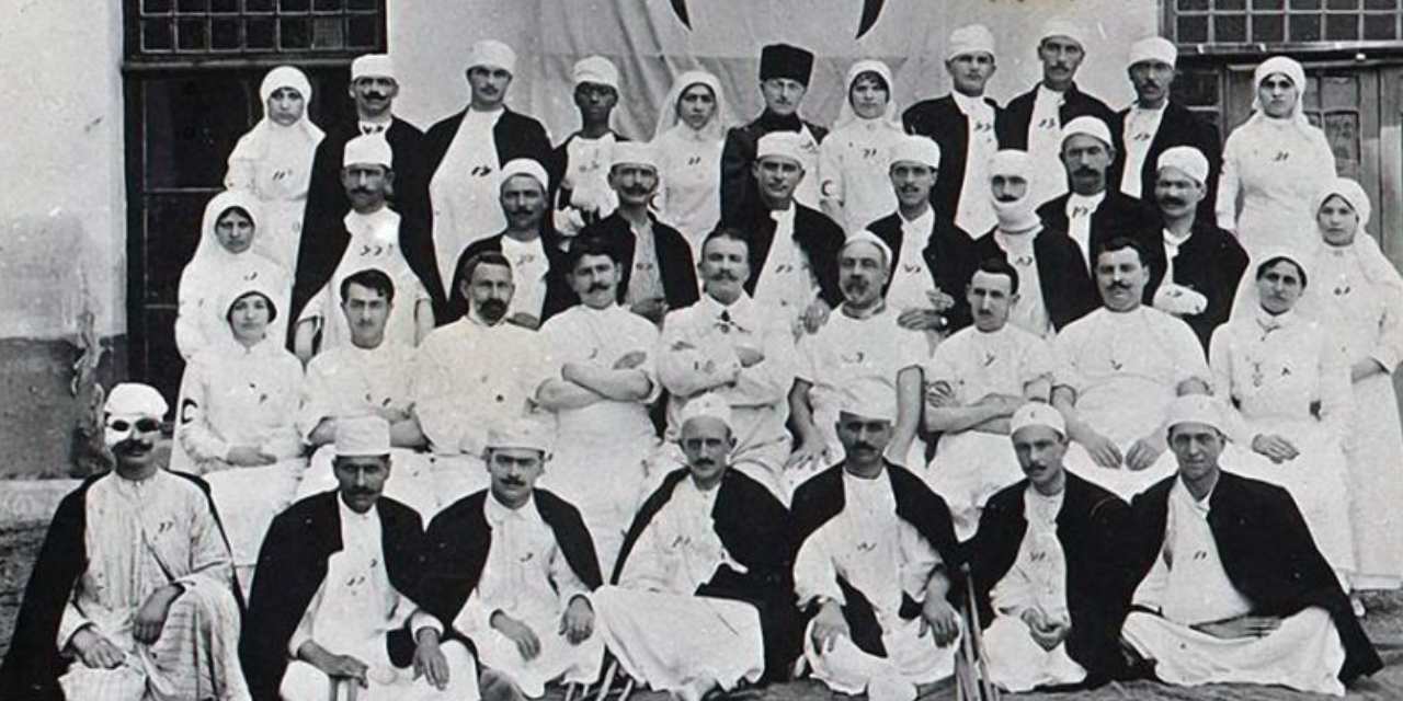 Çanakkale’de şehit düşen tıbbiyelileri andılar