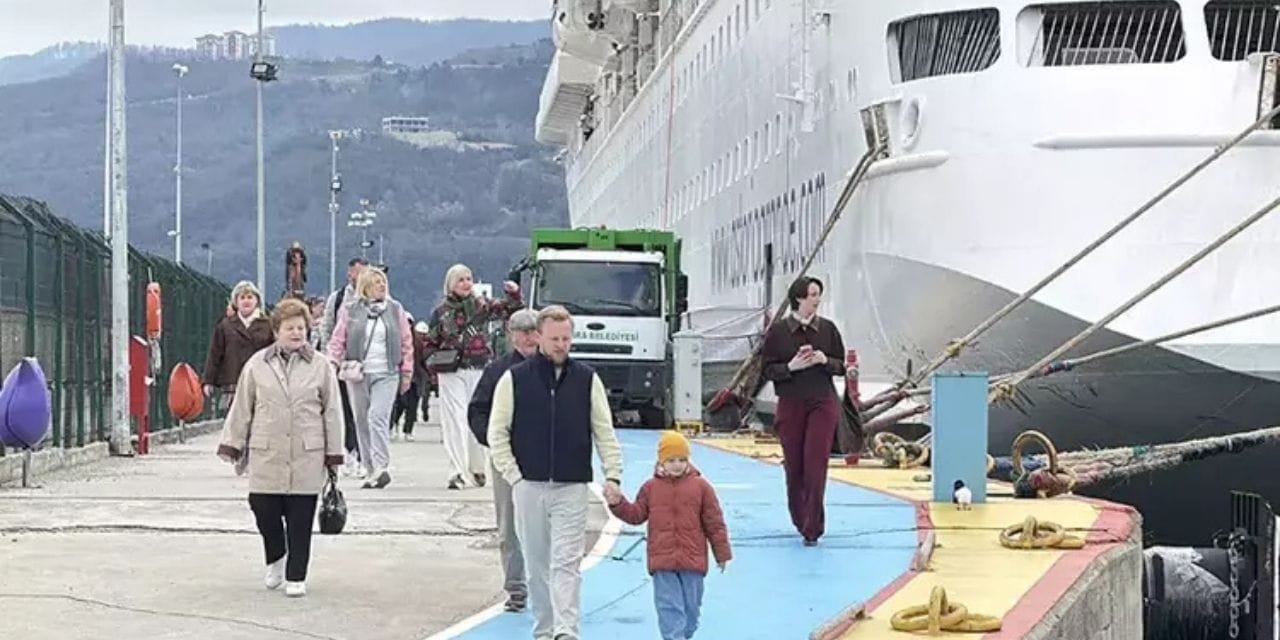 Yüz binden fazla Rus turist akın etti, nüfusu 10 katına kadar çıktı!