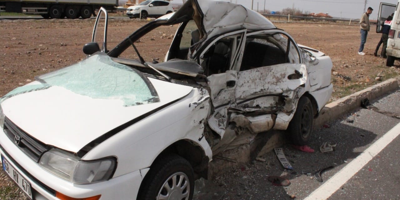 Kavşakta can pazarı: Araçlar hurdaya döndü