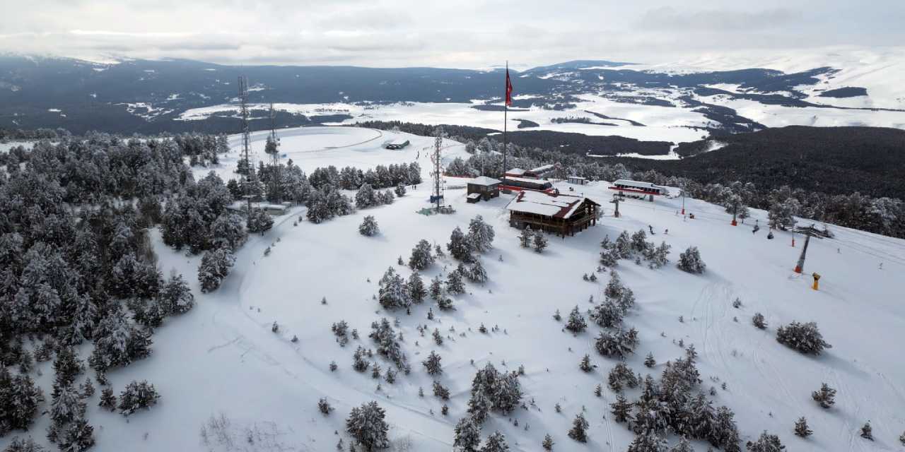 Turistler akın etti! İlk kez böyle kar yağdı