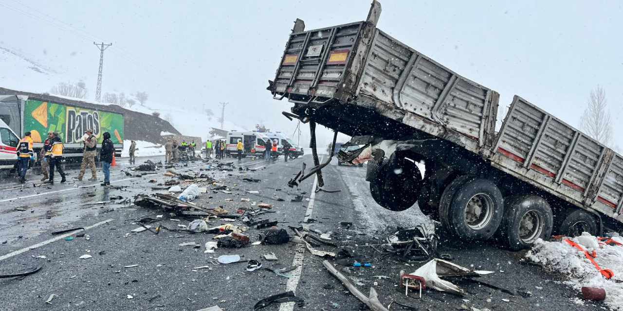 Van'da otomobille TIR çarpıştı: Aynı aileden 2 kişi öldü!