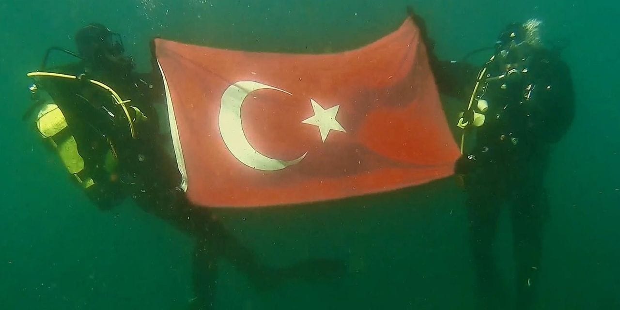 Testereyle buz kestiler, göl altında Türk bayrağı açtılar
