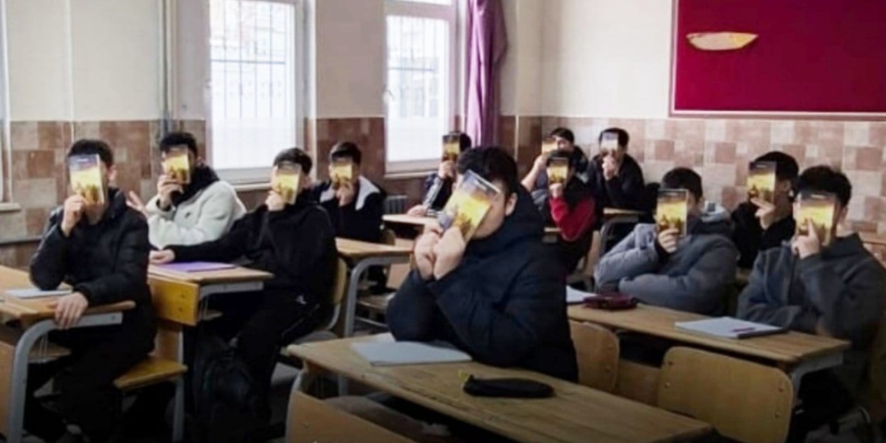 Devlet okulunda tarikat şeyhinin kitabı dağıtıldı