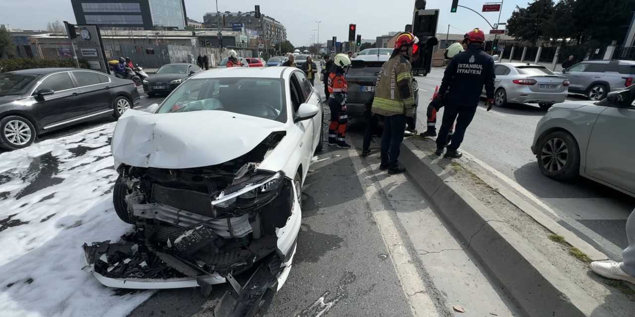 Avcılar'da iki araç çarpıştı! Sürücü yaralandı