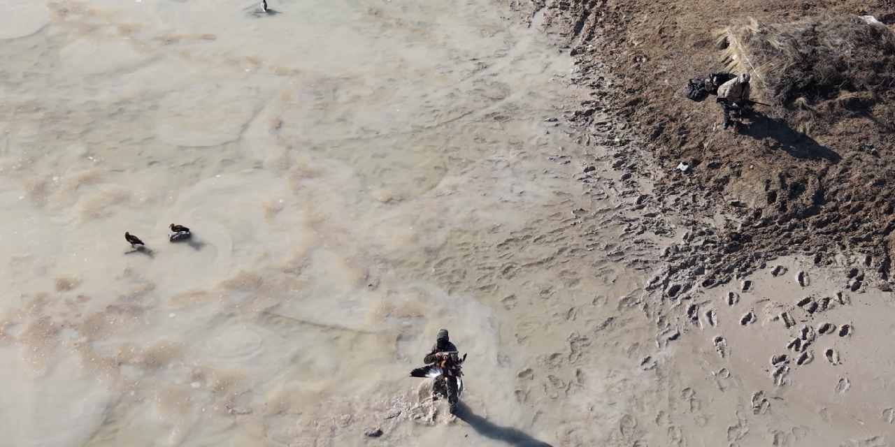 Kaçak avcılar doğa koruma ekiplerini kurşun yağmuruna tuttu! Önce memuru sonra dronu vurdular