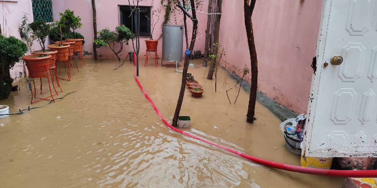 Mardin'i sağanak vurdu: Dereler taştı, ahır çöktü