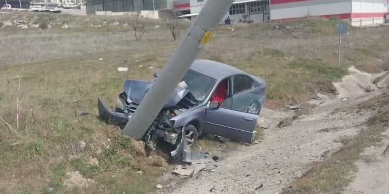 Direksiyon hakimiyetini kaybetti: Beton direğe çarptı!