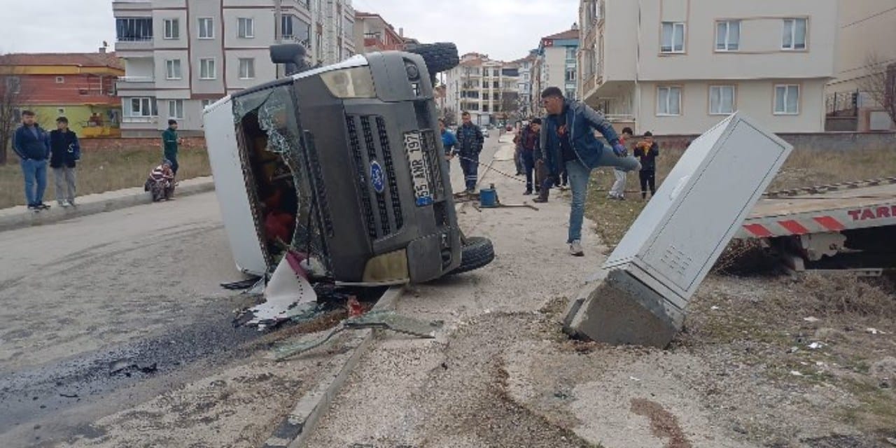 Tarım işçilerini taşıya minibüs ile otomobil çarpıştı: 5 yaralı