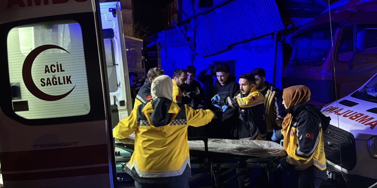 Sivas'ta aile faciası! 15 yaşındaki çocuk babası ve ağabeyini öldürüp babaannesini yaraladı