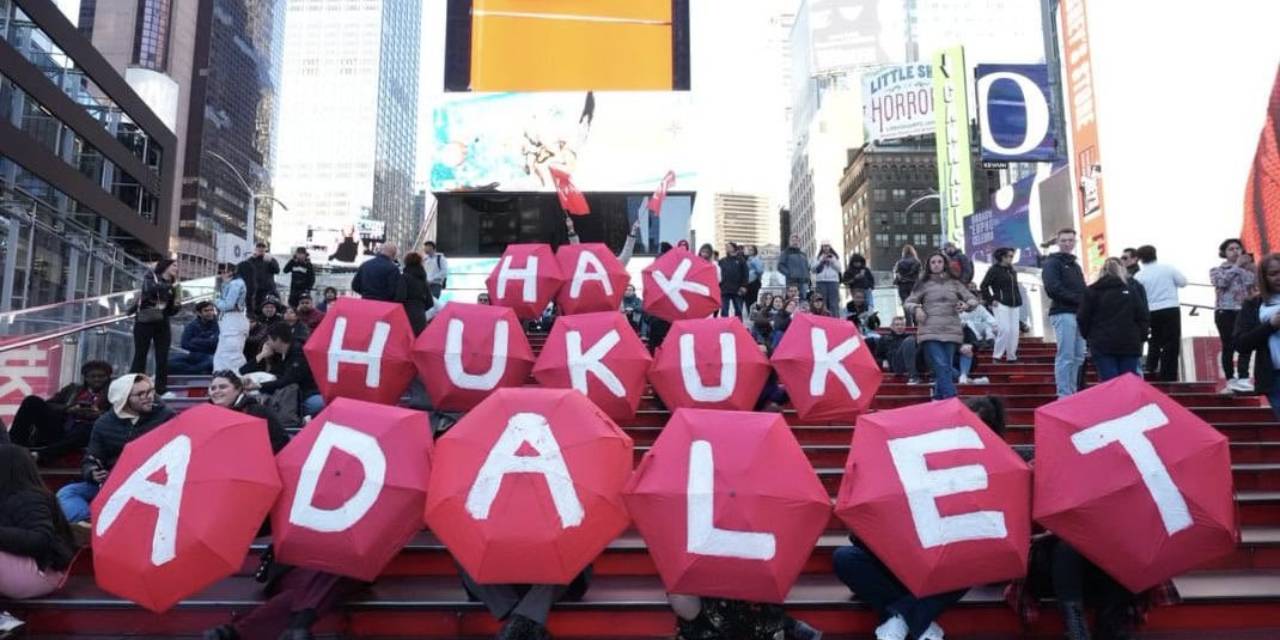 Times Meydanı'nda 'hak, hukuk, adalet' sloganları yankılandı! Tutukluluğunun 1. yılında ABD'de İmamoğlu protestoları