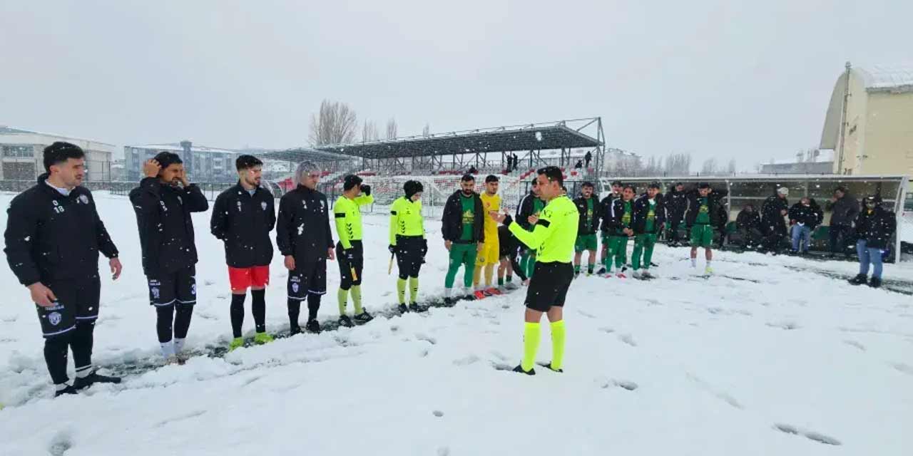 Muş'ta kar yağışı: Maç başlamadan bitti