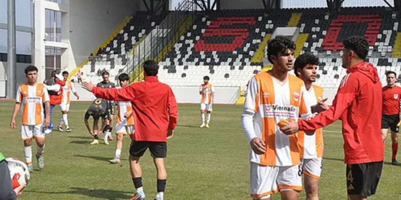 Deplasmanda 5 yiyen Adanaspor yine küme düştü