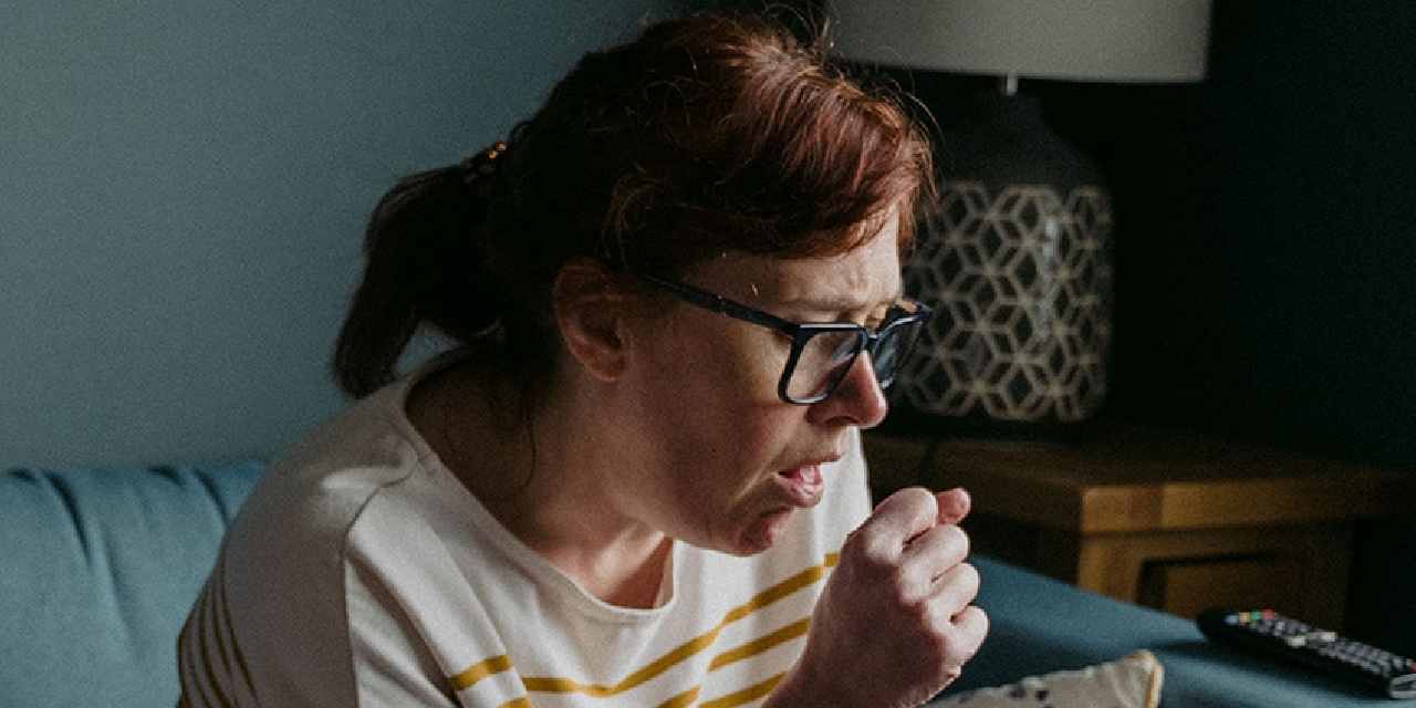 Profesör geçmeyen öksürüğü "ciddiye alın" deyip korkutan nedenleri açıkladı