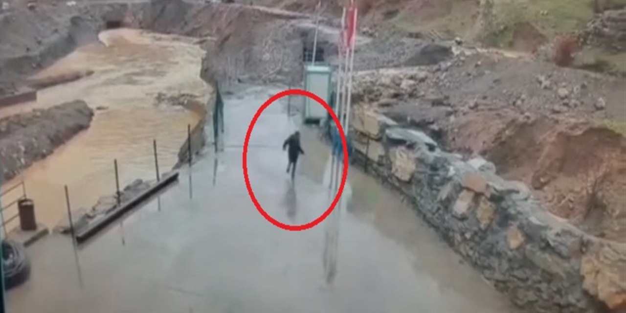 Hızla gelen selden can havliyle kaçtı! Uludere'deki sel görüntüleri kameralara yansıdı