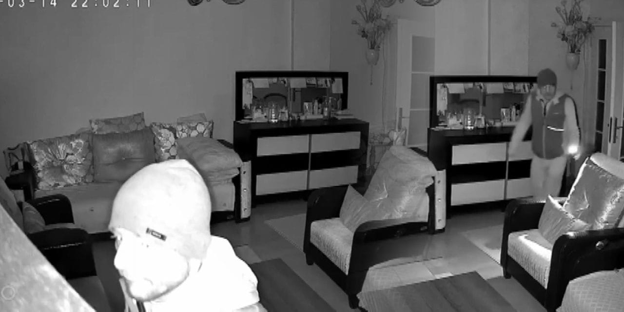 Evine giren hırsızı kameradan yakaladı! 'Çık oradan!' deyince kaçtı