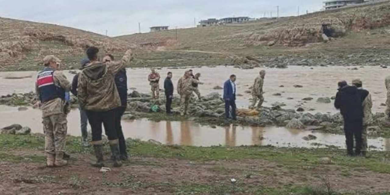 Su çekildi: Dereden erkek cesedi çıktı
