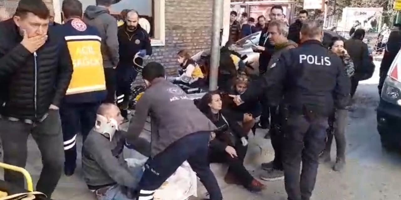 Kırmızı ışıkta duramayan araç yayaları biçti: 5 yaralı