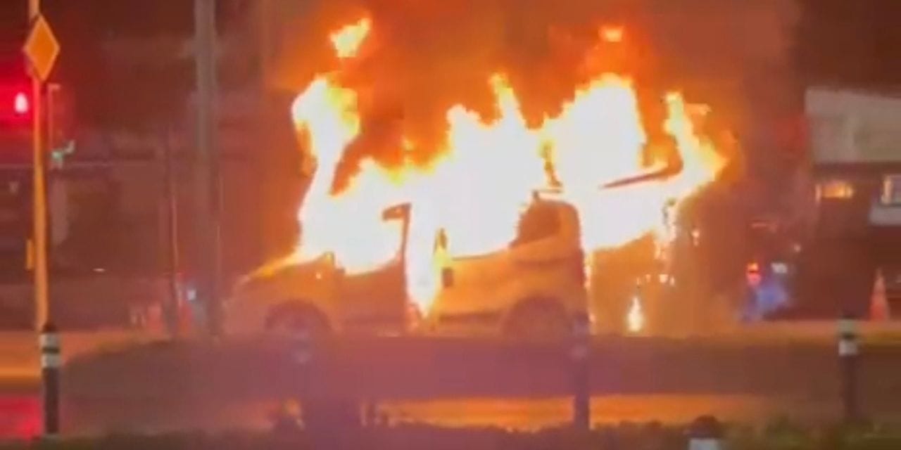 Kartal'da seyir halindeki araç alev topuna döndü