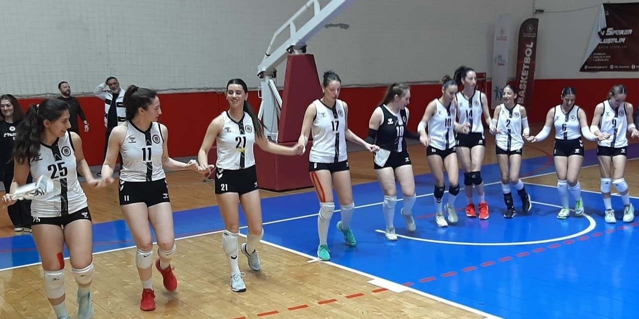 Şampiyonluğu halay çekerek kutladılar