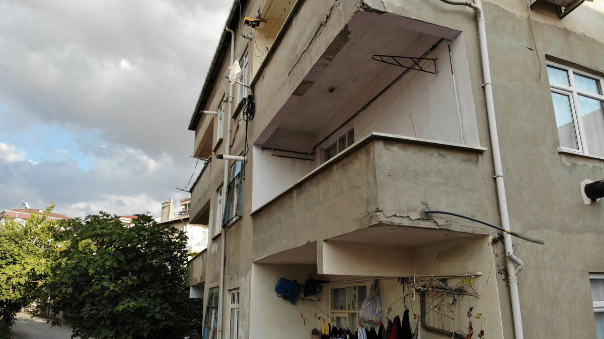 İstanbul'da deprem sonrası çatlaklar oluşan bir bina tahliye edildi
