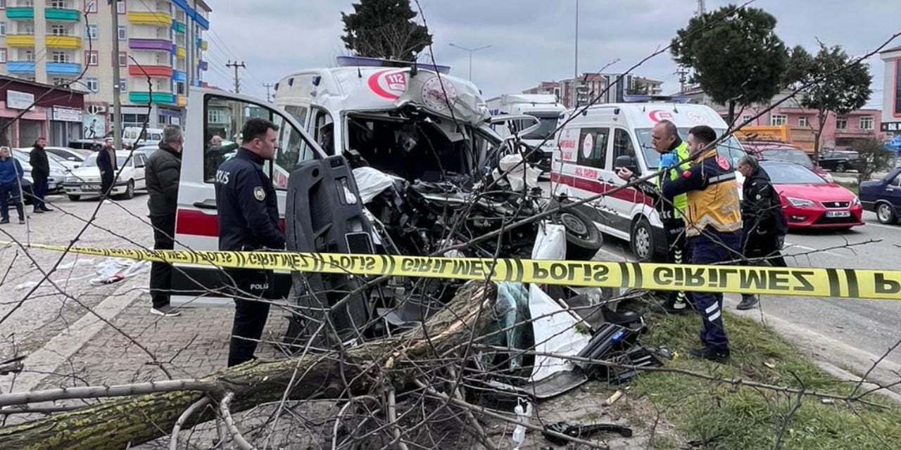 Samsun'da feci kaza! Vakaya giden ambulans ile kamyon çarpıştı: Ambulans şoförü hayatını kaybetti