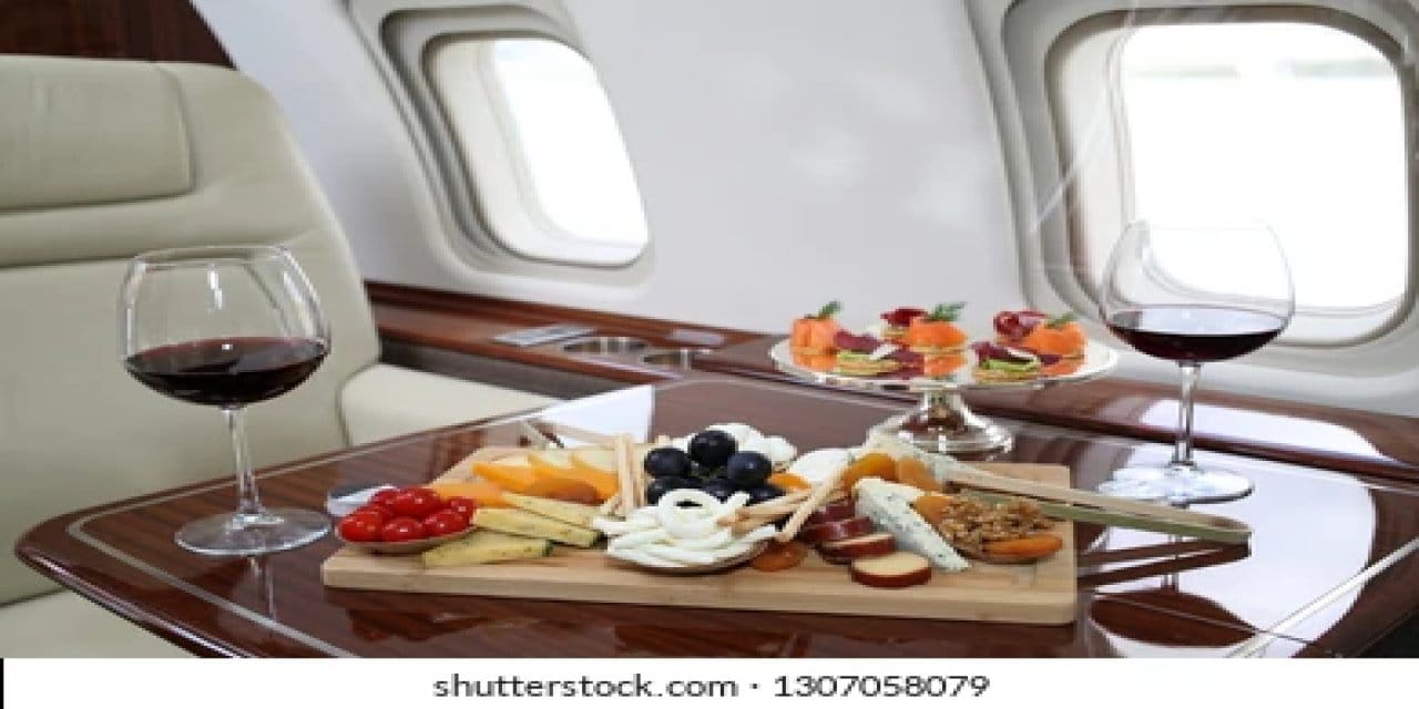 Gökyüzü kuralları: Aynı masaya oturuyorlar ama aynı yemeği yiyemiyorlar!