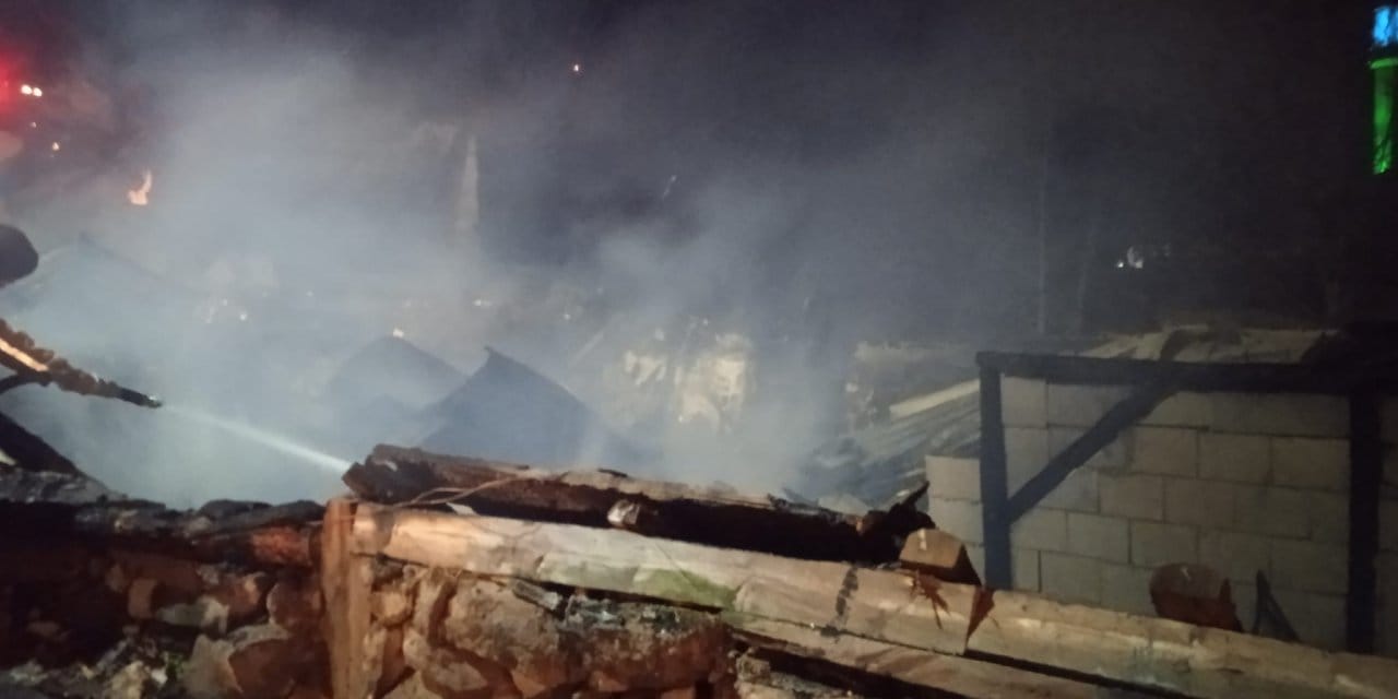 Geceyi alevler aydınlattı: Tek katlı ev kül oldu