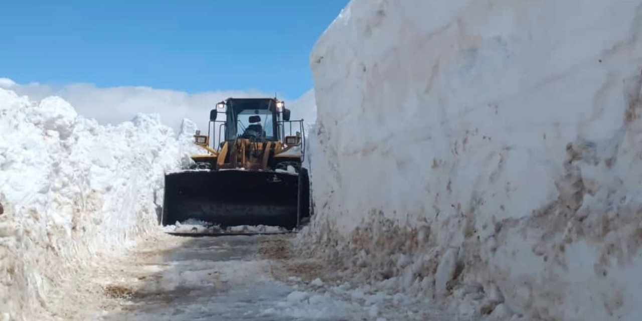 Bitlis'te çığ ve heyelan yolları kapattı!