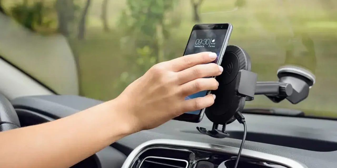 Şimdi de araçlarda ön cama telefon tutucu yasağı! Cezası ağır olacak...