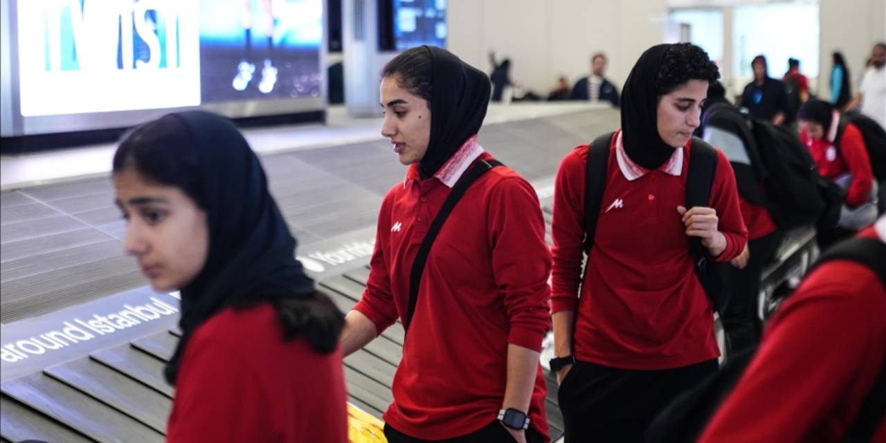 Milli marş krizi sonrası İranlı kadın futbolcular yurda döndü