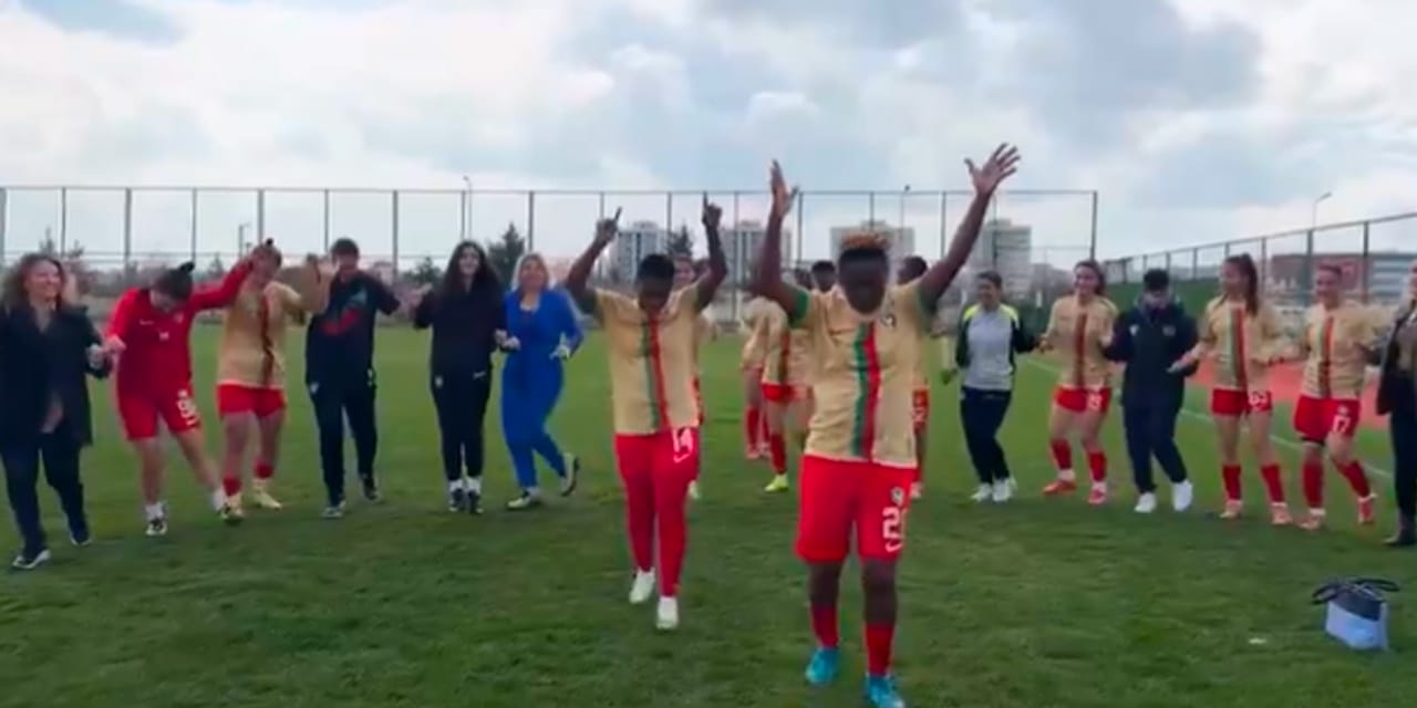 Amedspor Beşiktaş galibiyetini halay çekerek kutladı