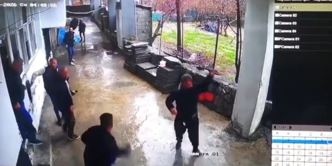 Sağanak sonrası muhtarlık ofisini su bastı: Kaçış anı kamerada