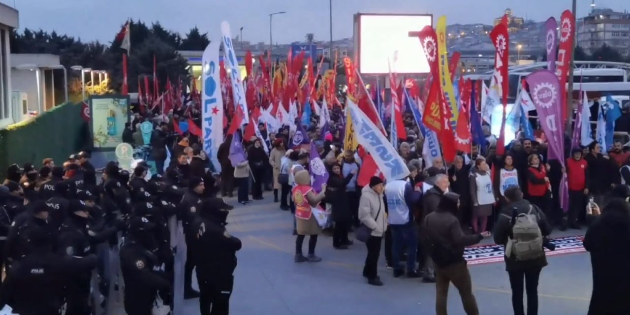 19 Mart'ın birinci yıl dönümünde Saraçhane'de büyük miting: Binler meydana akın etti