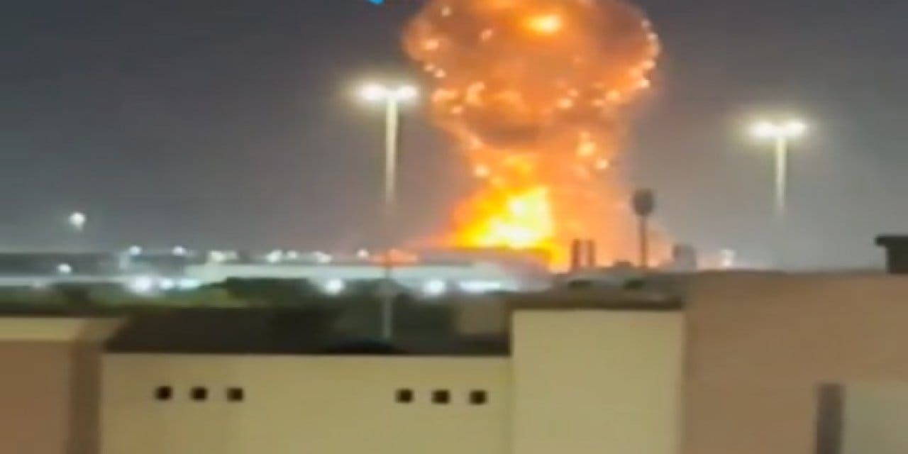 Suudi Arabistan'a füze isabet etti: Riyad'da devasa yangın