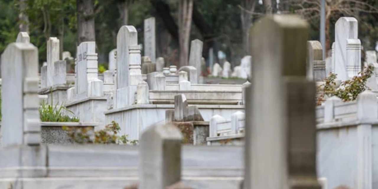 Bayram öncesi mezarlıklarda 'görüntülü ziyaret' yoğunluğu