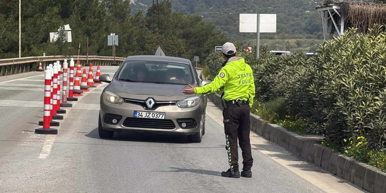 Akın akın Bodrum'a gittiler... Saatte binden fazla araç giriş yaptı