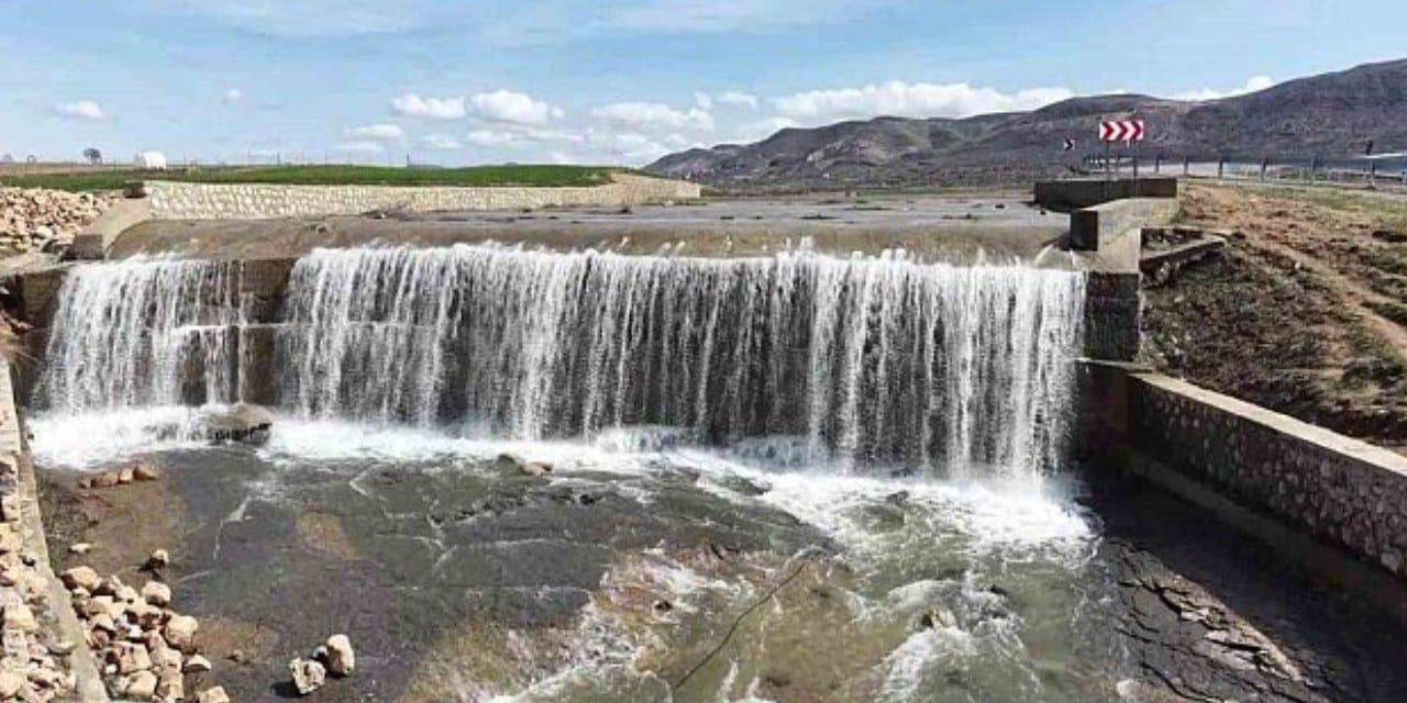 Geçen yıl araçla geçiliyordu şimdi şelale akıyor