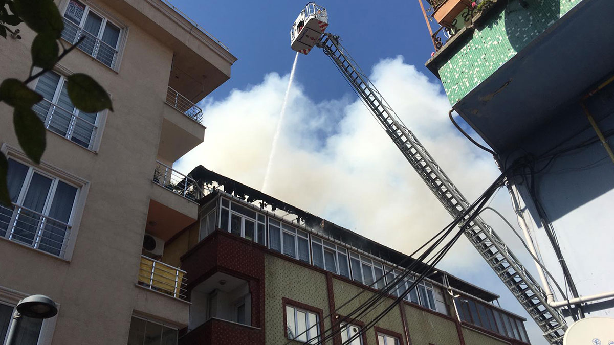 Şişli’de 5 katlı bir binanın çatı katında yangın çıktı