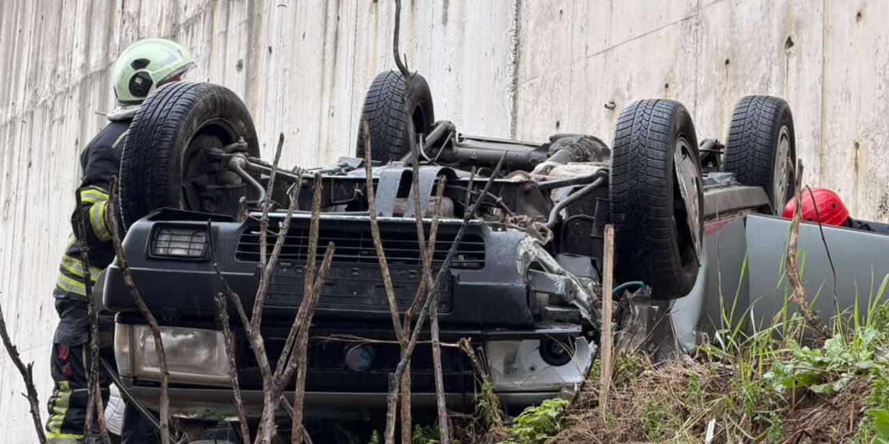 Kaymaya başlayan otomobil istinat duvarından uçtu!