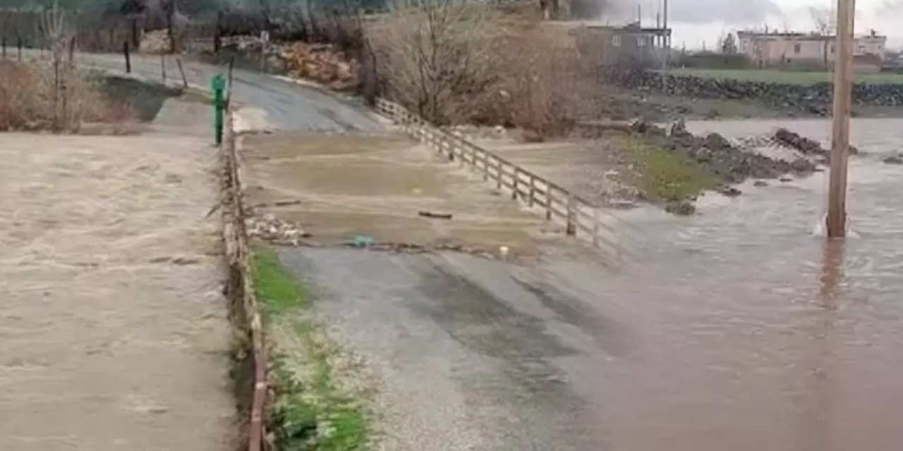 Diyarbakır’da sağanak esareti! Dere taştı yol sular altında kaldı