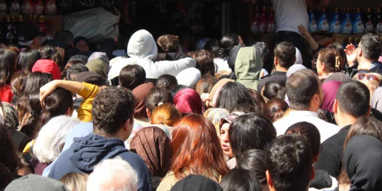 AVM açılışında ucuzluk izdihamı çıktı: Vatandaşlar birbirini ezdi