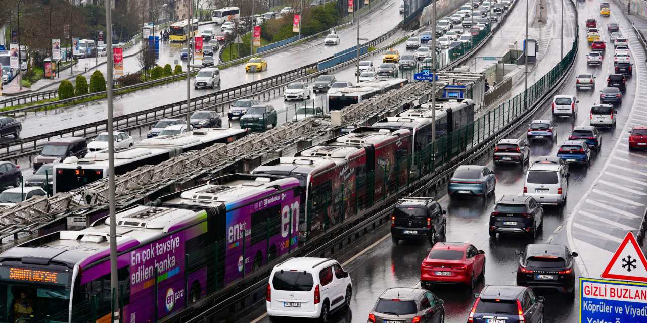 Yola çıkacaklar dikkat: İstanbul'da trafik adım adım ilerliyor