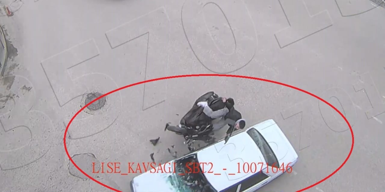 Kavşakta dönüş yapan otomobile yandan çarptı: Kaza anı kamerada