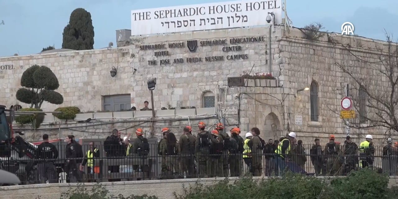 İran'dan ateşlenen füzenin parçası Ağlama Duvarı'nın 200 metre ötesine düştü